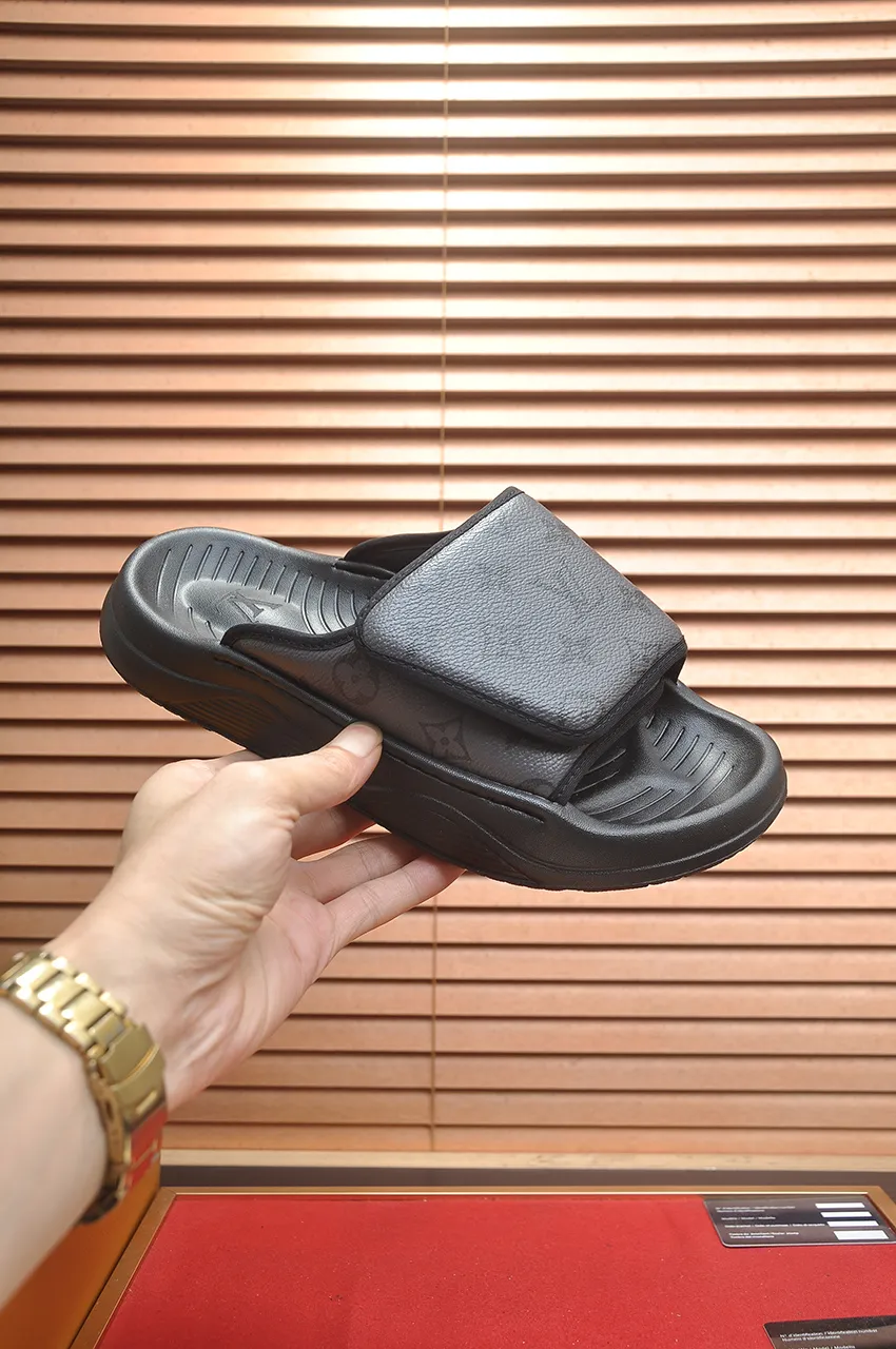 Men's men's shoes 💰340💶 [Louis Vuitton LV slippers] (high-end cowhide) counter 1:1 fashion style, a must-have for summer! The designer used LV’s iconic outsole. The original simple slippers instantly become fashionable! The upper is made of flexible special cowhide leather straps alternately, and the workmanship is exquisite! A must-have for stylish men in summer, size 38-45 (45 customized)